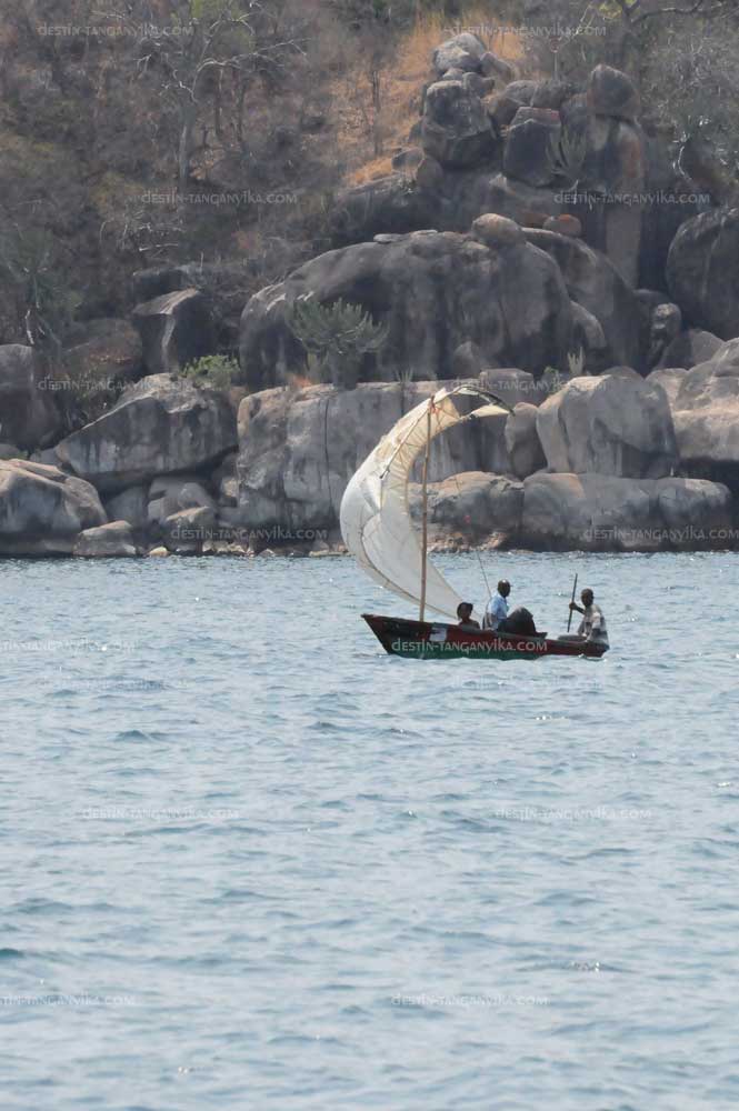 Bateau de pêcheurs vers Mtosi.