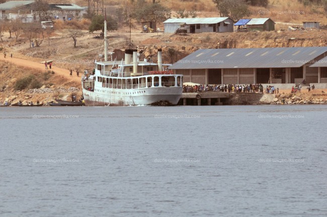 Le Liemba à quai à Kasanga.